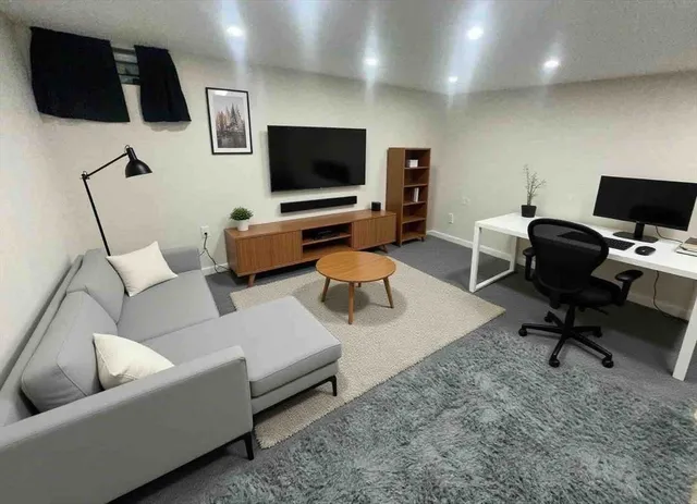 a sign that is sitting on the side of a road