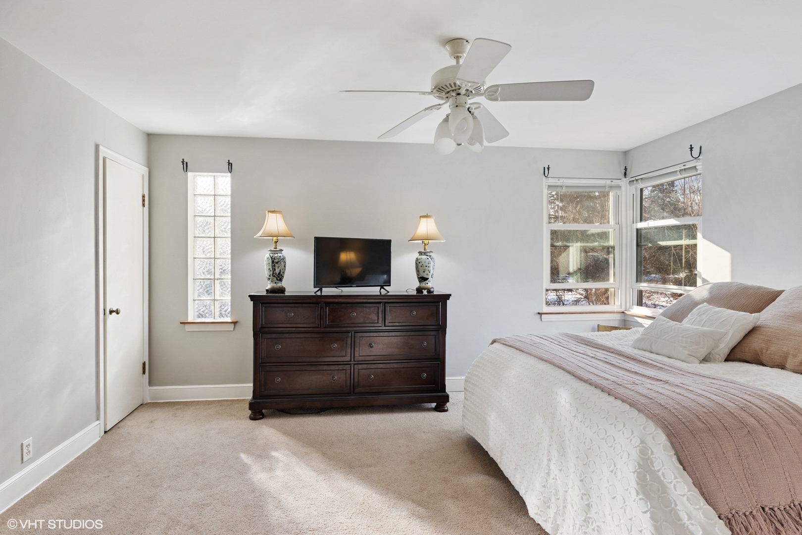 356 Herrick Road Riverside, IL 60546 - Photo 13 of 26 a room with a bed and a window