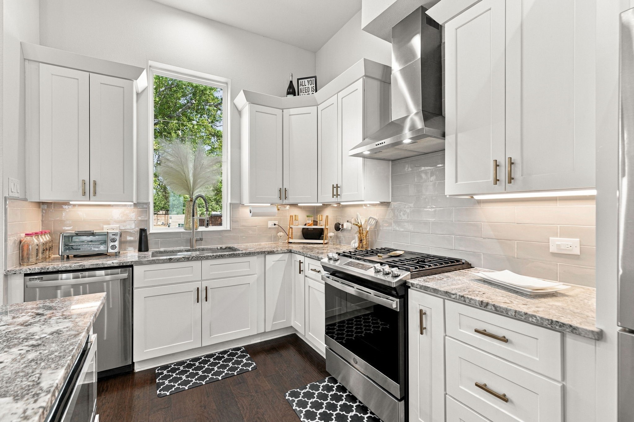 2312 Campbell Road, Unit D Houston, TX 77080 - Photo 13 of 30 Gas cooktop and oven