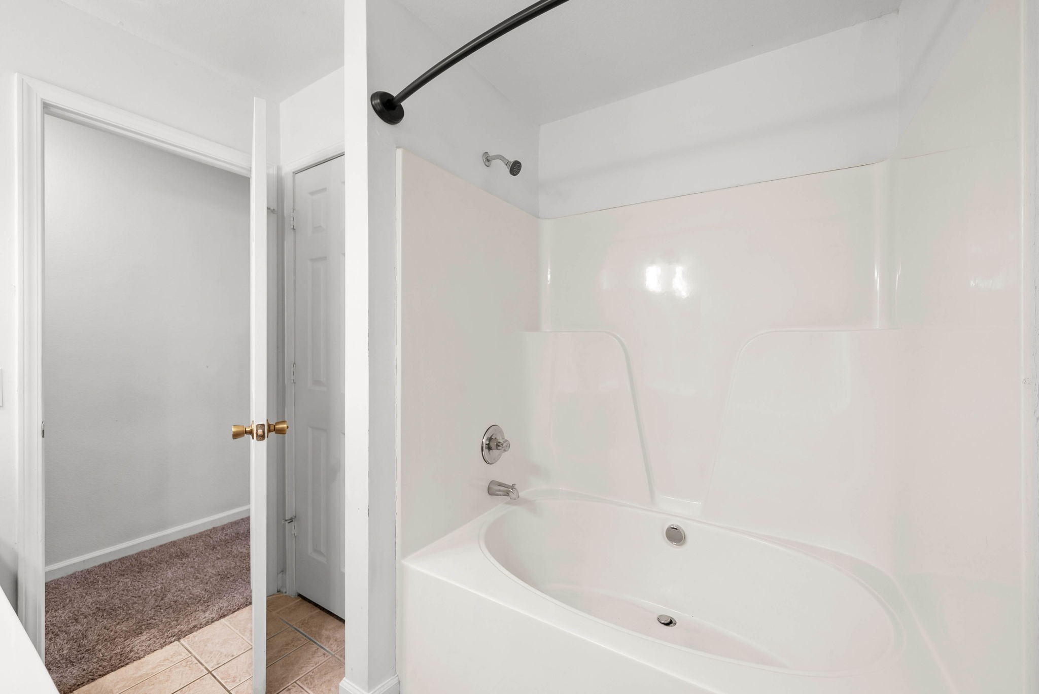 535 Lafayette Road, Unit F Clarksville, TN 37042 - Photo 17 of 26 a bathroom with a bathtub