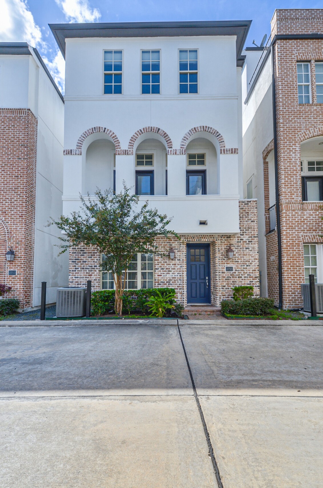 2715 Cohn Garden Lane Houston, TX 77007 - Photo 2 of 23 a front view of house with yard