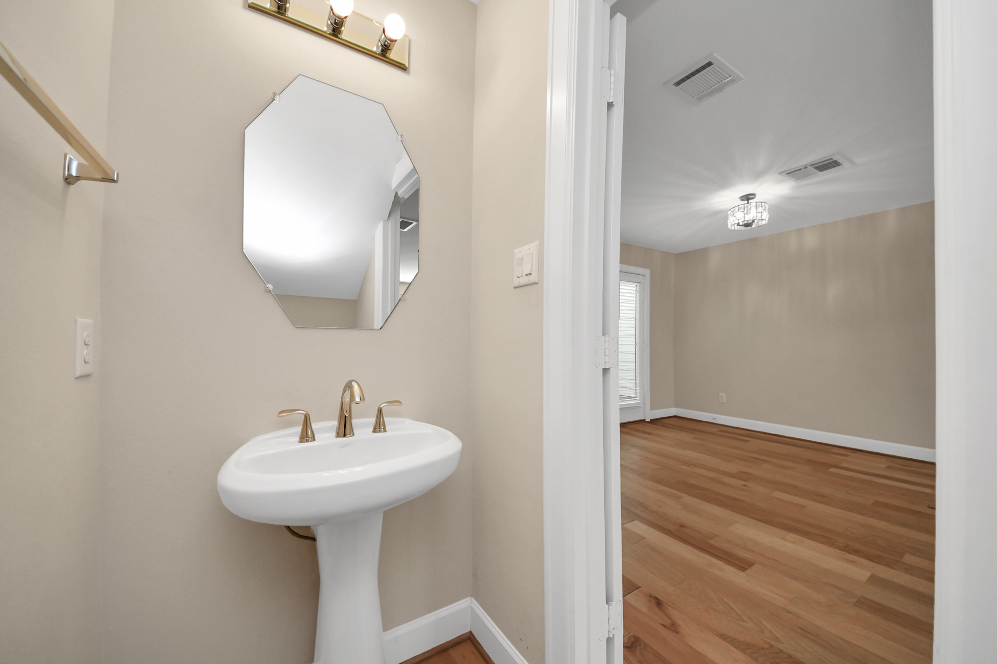 5951 S Loop East, Unit 52 Houston, TX 77033 - Photo 5 of 12