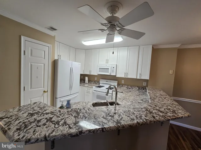 $2,300 | 18715 Sparkling Water Drive, Unit 9302, Germantown, MD 20874