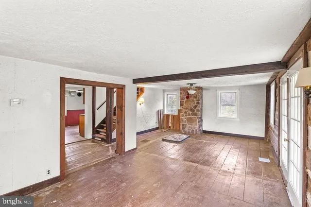 a view of a big room with closet and windows