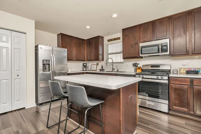 $379,999 | 6611 Eich Drive, Joliet, IL 60431