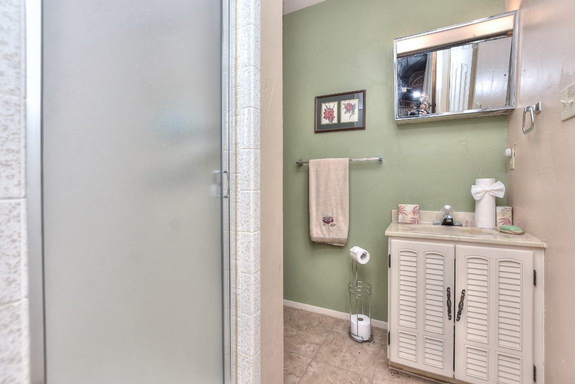 118 Oak Ridge Circle Georgetown, TX 78628 - Photo 27 of 40 a bathroom with a sink and a toilet