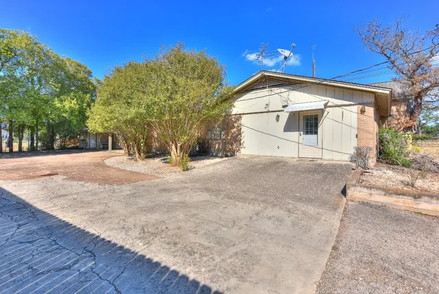 a view of a house with a backyard