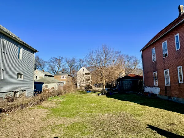 a view of back yard of the house