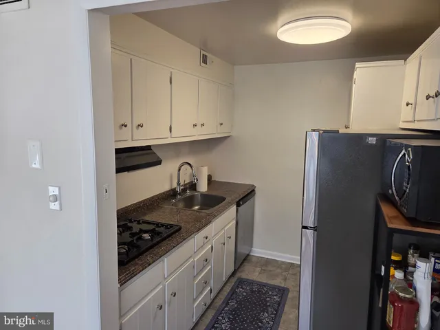 $1,950 | 10432 Rockville Pike, Unit 301, North Bethesda, MD 20852