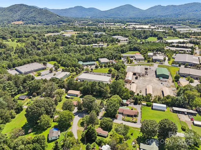 a view of a back yard of the house