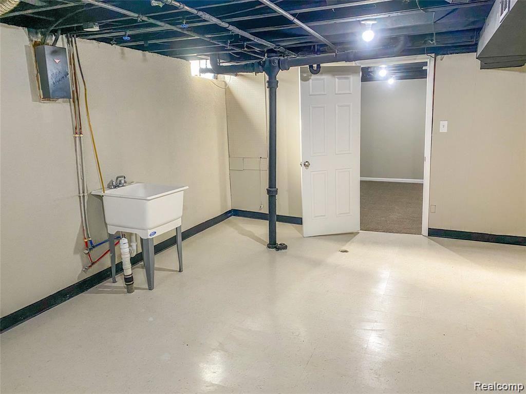 24248 Ramsgate Street Clinton Township, MI 48035 - Photo 18 of 21 24248 Ramsgate laundry.jpeg