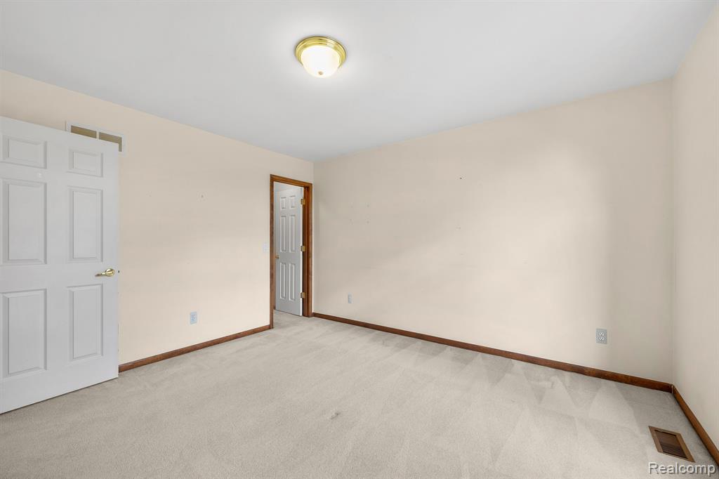 1384 Lakeview Drive Rochester Hills, MI 48306 - Photo 48 of 65