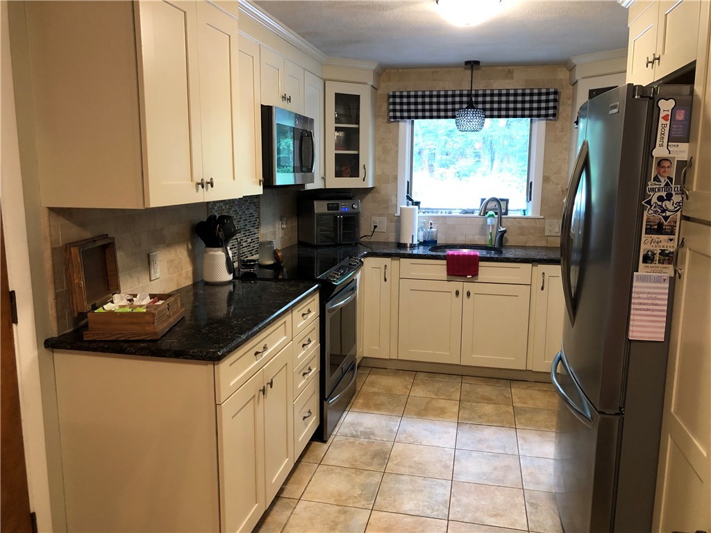 77 Winchester Drive Glocester, RI 02857 - Photo 8 of 50