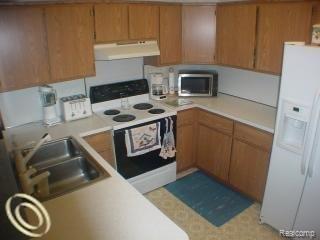 29739 Curtis Road Livonia, MI 48152 - Photo 3 of 14 4.jpg