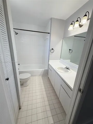 $290,997 | 3375 West 76th Street, Unit 211, Hialeah, FL 33018