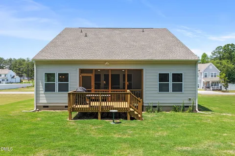 a view of a house with backyard