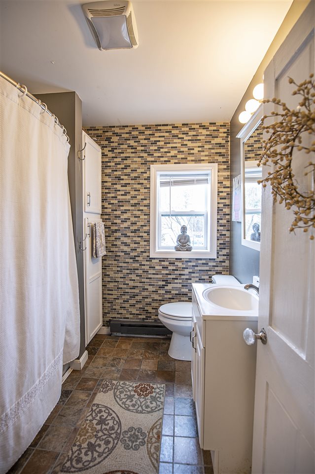 127 Chester Road Raymond, NH 03077 - Photo 5 of 12