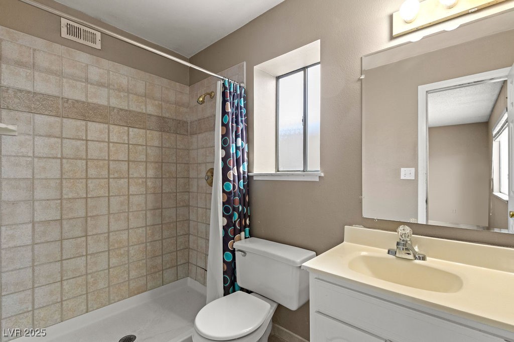4155 Comb Circle Las Vegas, NV 89104 - Photo 23 of 46 Primary bathroom