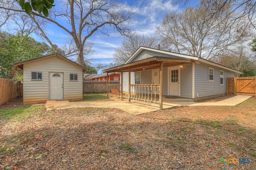313 Armstrong Street San Marcos, TX 78666 - Photo 22 of 25 a house with a outdoor space