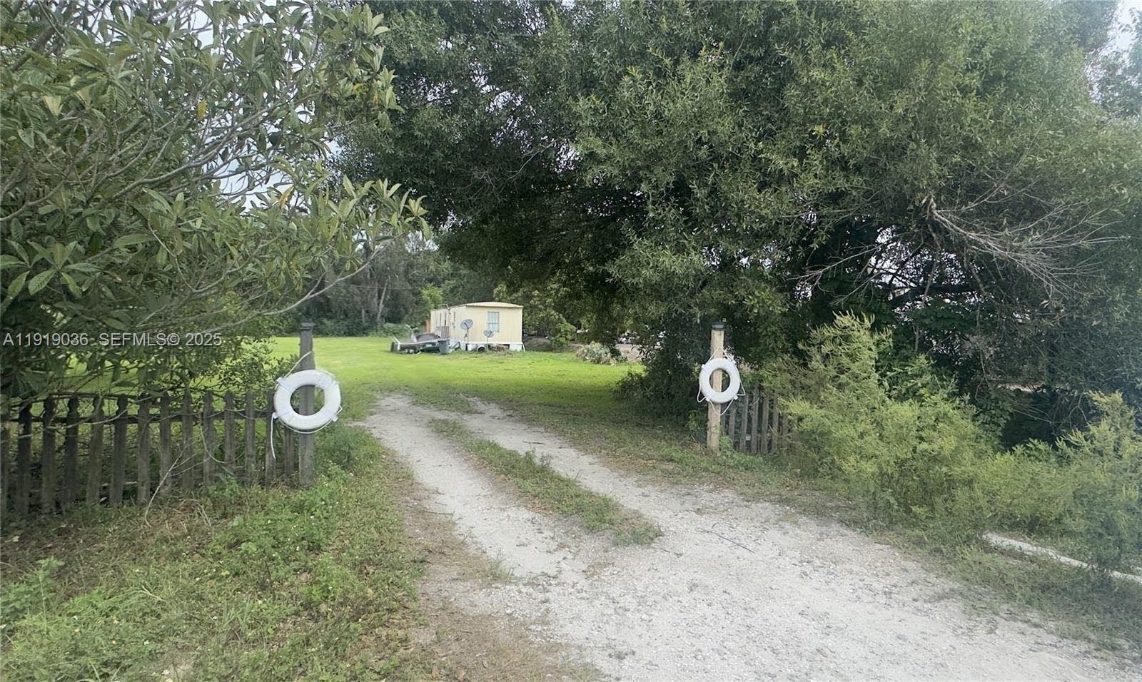 2834 Highway 27 Clewiston, FL 33440 - Photo 2 of 5 a backyard of a house with barbeque oven table and chairs