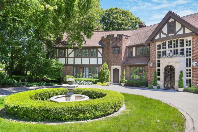 $1,295,000 | 1001 North State Street, Monticello, IL 61856