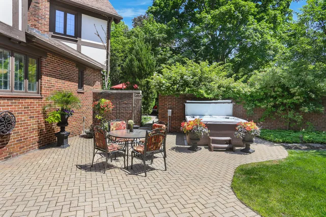 $1,295,000 | 1001 North State Street, Monticello, IL 61856