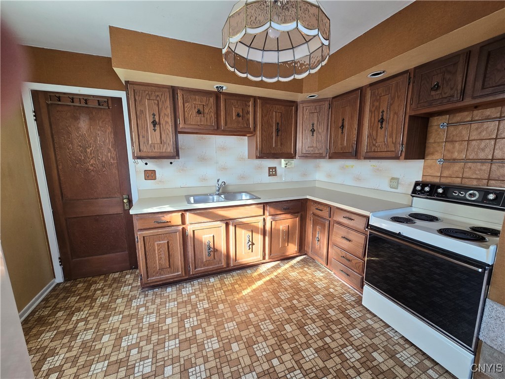 320 Boston Street Syracuse, NY 13206 - Photo 2 of 20 Eat in kitchen comes with all appliances