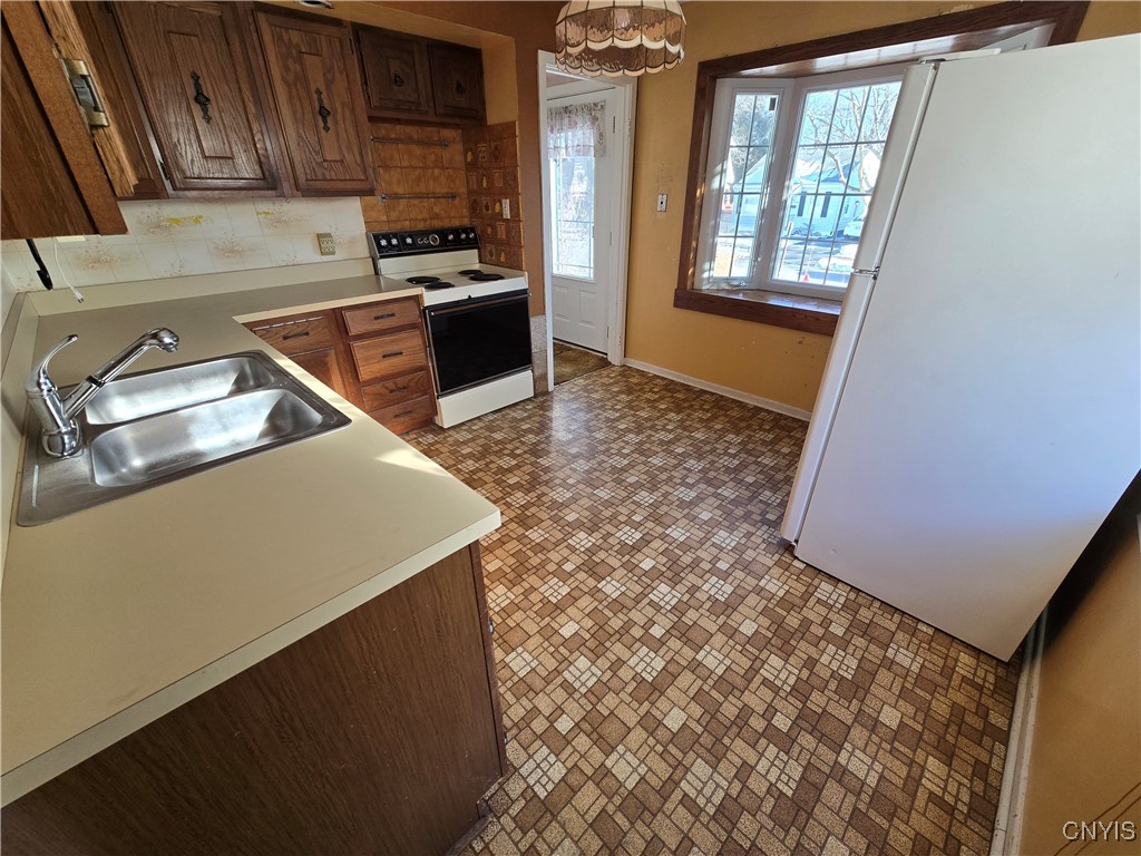 320 Boston Street Syracuse, NY 13206 - Photo 3 of 20 Kitchen with lovely bay window