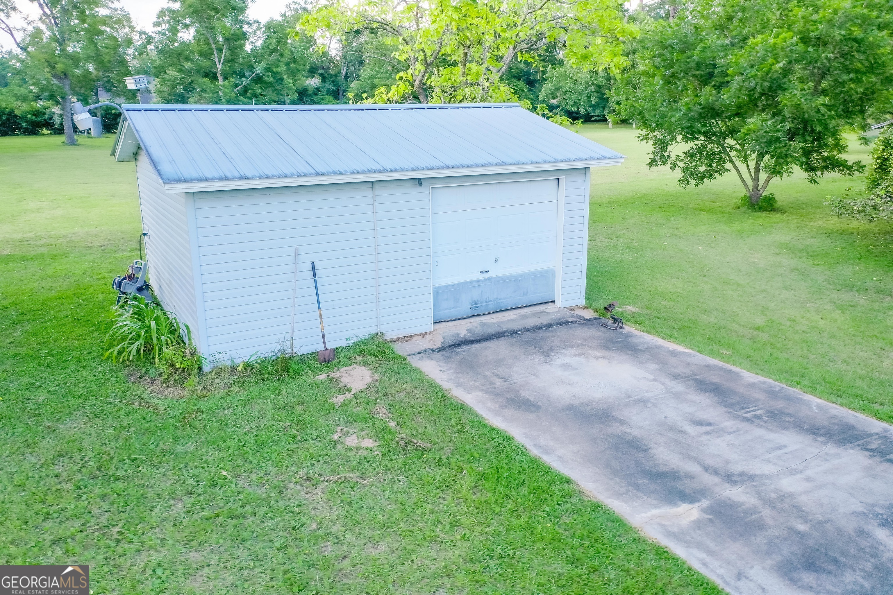 2142 Ben Couch Road Blackshear, GA 31516 - Photo 21 of 43 a view of a backyard with plants and large tree