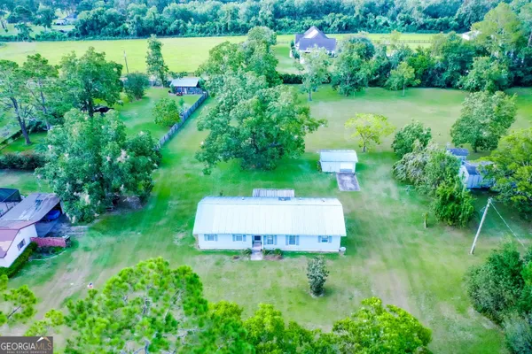 a view of a back yard