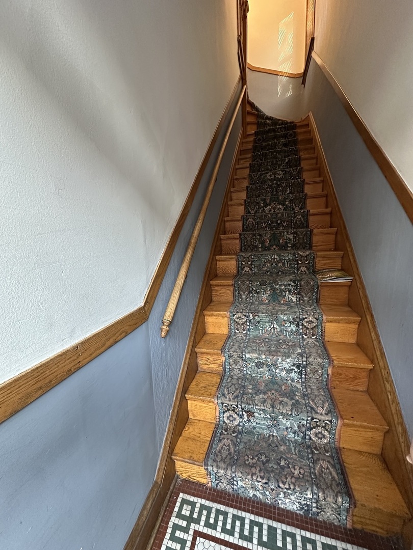 3759 North Damen Avenue, Unit 2 Chicago, IL 60613 - Photo 7 of 22 a view of entryway