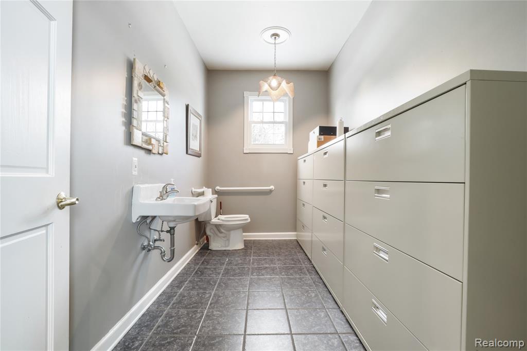2052 South Dye Road Flint, MI 48532 - Photo 12 of 26