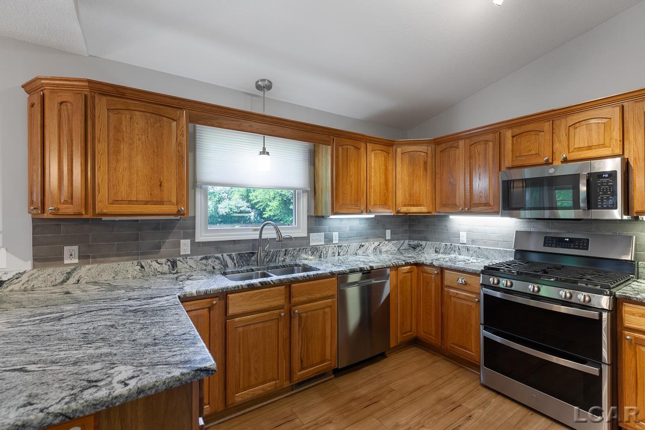 3102 Cobblestone Ridge Tecumseh, MI 49286 - Photo 7 of 48 50148820-b332e169-432c-4cd1-8ec5-673de09d5ecd.JPG