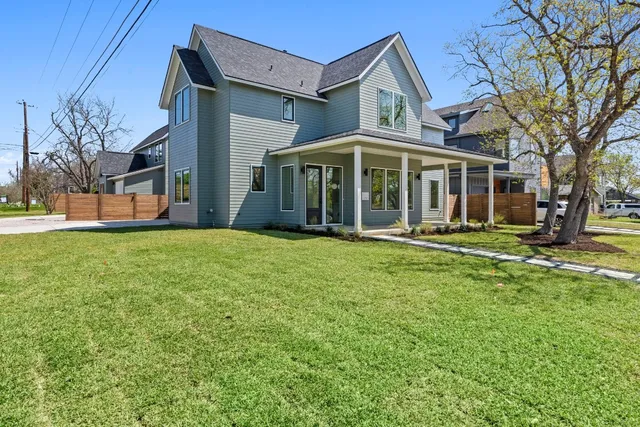 a view of a house with backyard