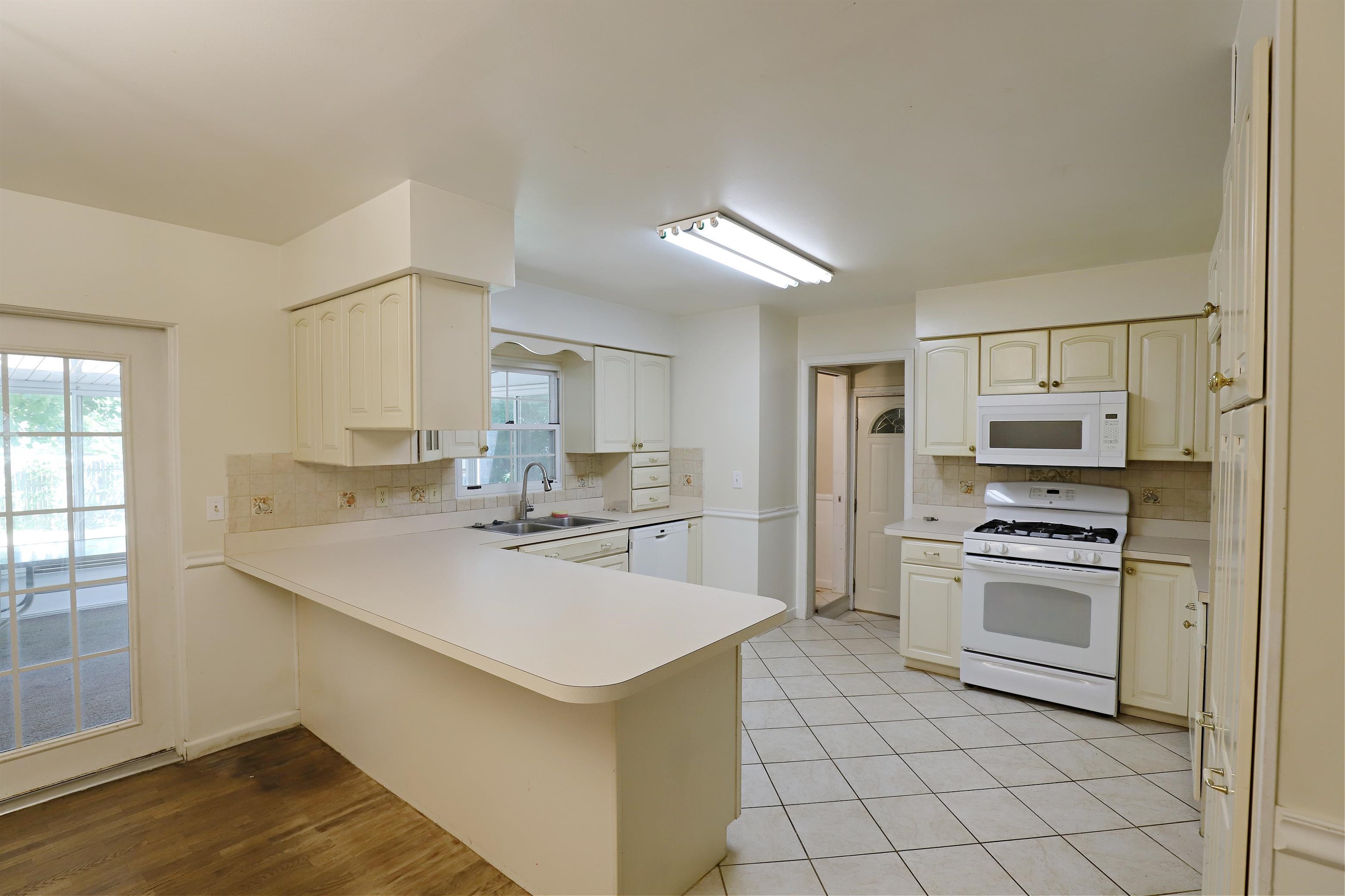 1392 West Judd Road Flint, MI 48507 - Photo 9 of 26 50145155-bc3c1ef3-ef8e-4da1-98dd-7fd044234239.JPG