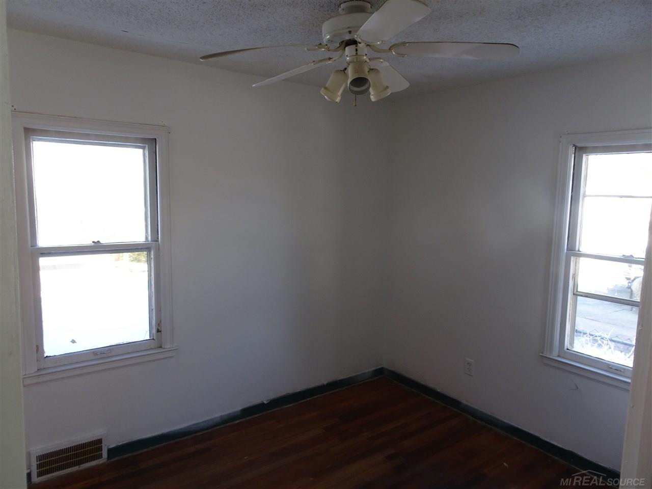 23007 David Eastpointe, MI 48021 - Photo 9 of 12 31312664-8.JPG