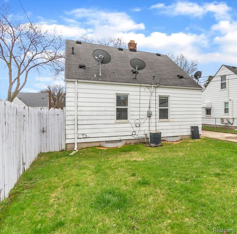 7535 Sterling Street Center Line, MI 48015 - Photo 33 of 48