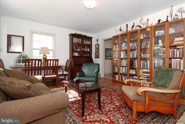 9712 Lorain Avenue Silver Spring, MD 20901 - Photo 10 of 17 Living Room