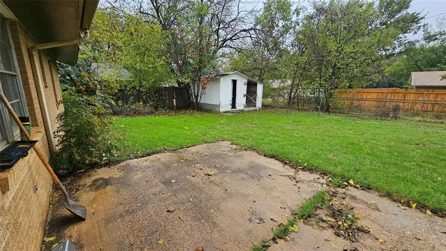 a view of a backyard