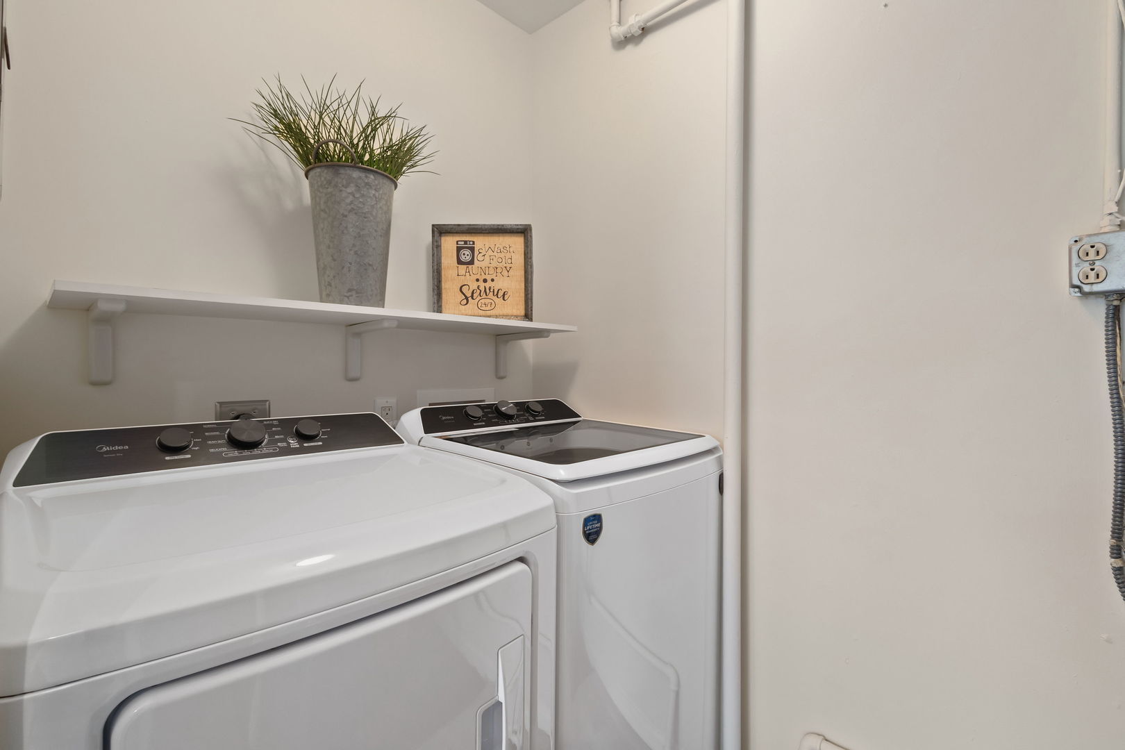 646 68th Street Willowbrook, IL 60527 - Photo 11 of 24 a utility room with dryer and washer