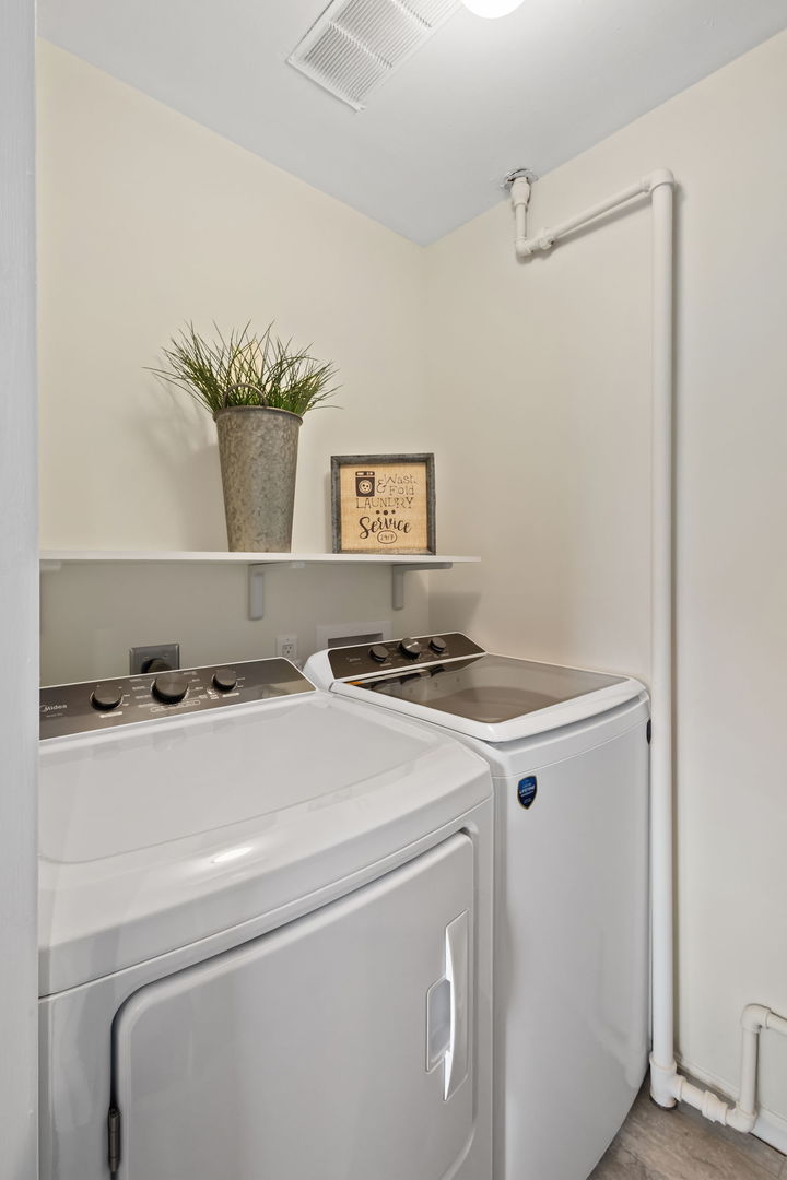 646 68th Street Willowbrook, IL 60527 - Photo 12 of 24 a utility room with dryer and washer