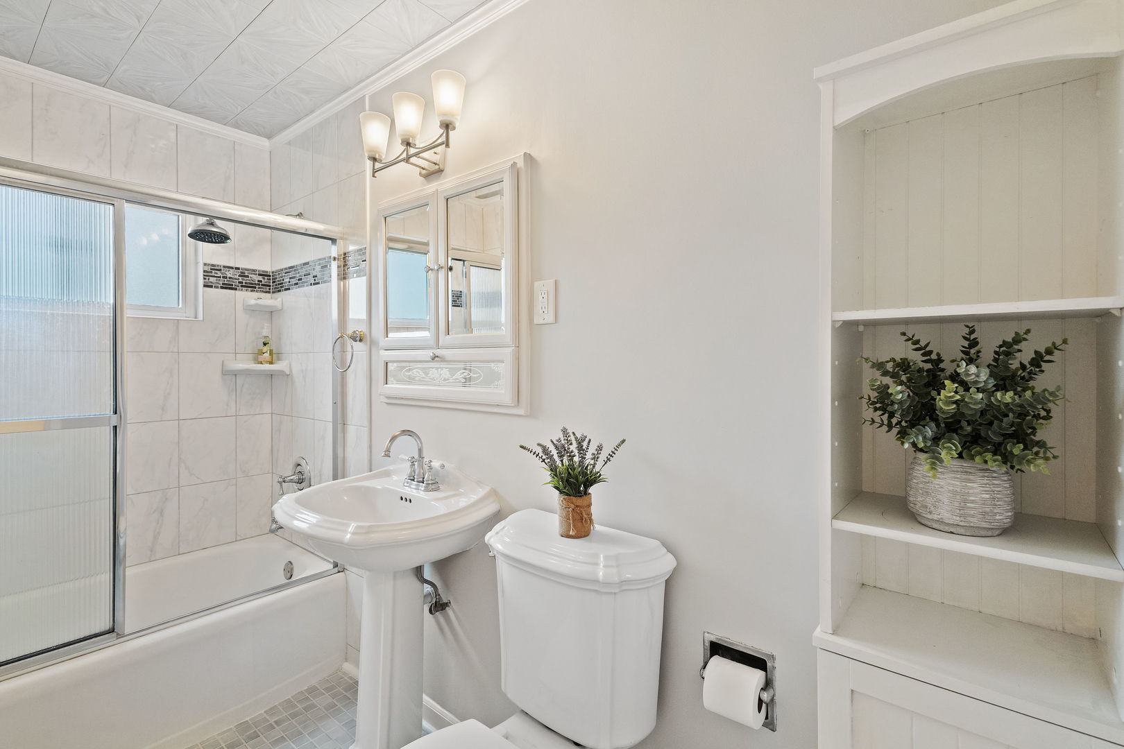 646 68th Street Willowbrook, IL 60527 - Photo 16 of 24 a bathroom with a sink and mirror