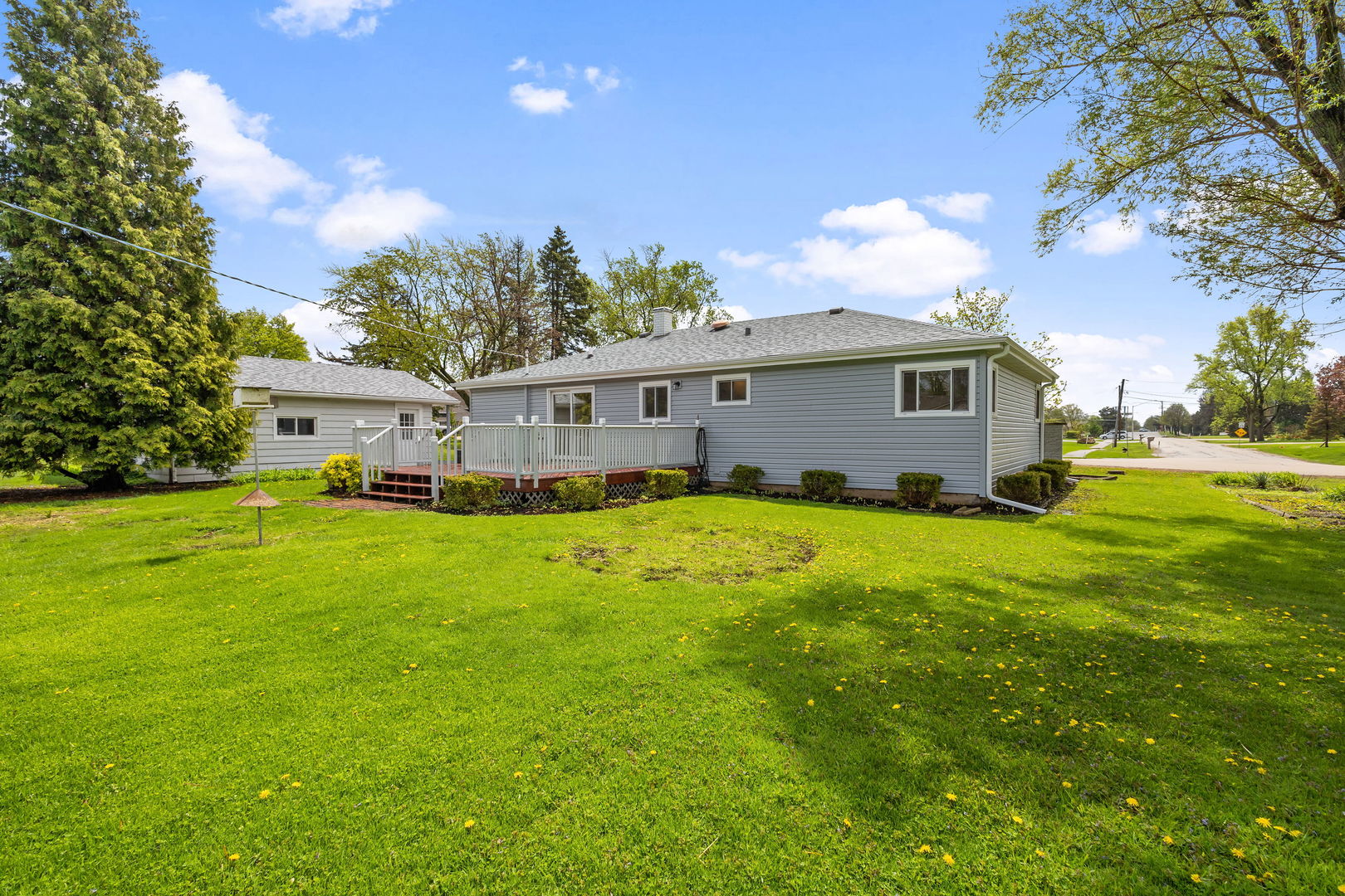 646 68th Street Willowbrook, IL 60527 - Photo 23 of 24 a view of a house with a big yard