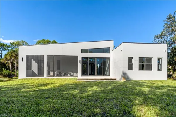 a view of a house with backyard