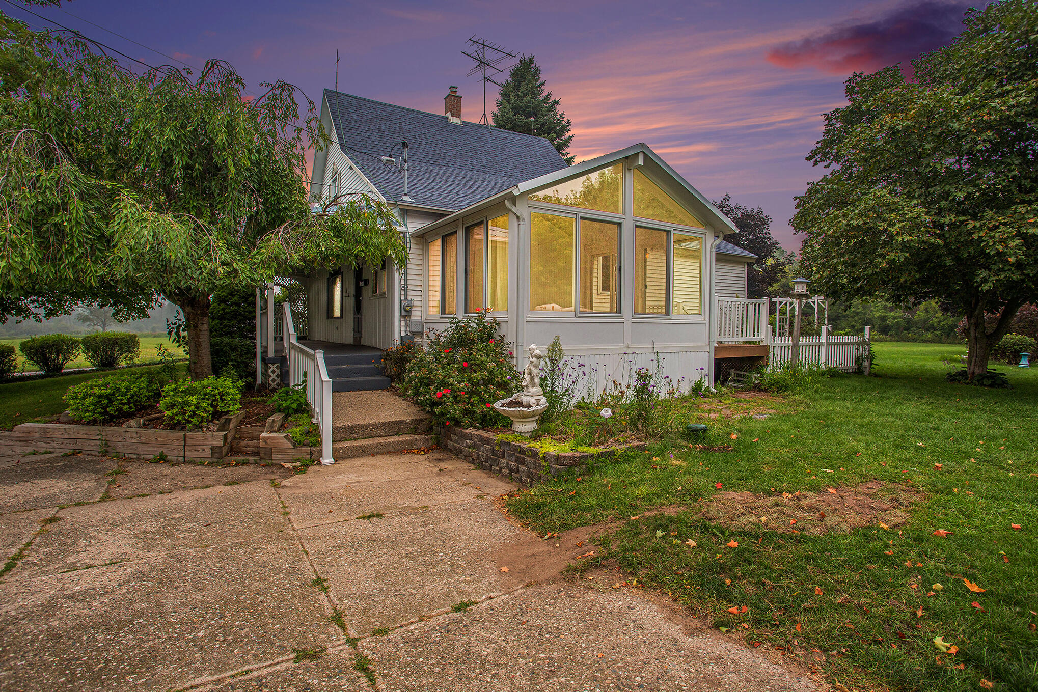 4320 Fruit Ridge Avenue Northwest Grand Rapids, MI 49544 - Photo 2 of 36 001_8l9a0189.jpg-twilight