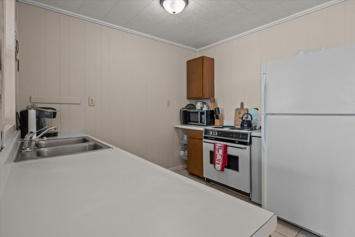 38 Lakeland Road Waverly, TN 37185 - Photo 7 of 41 a kitchen with a stove and a refrigerator
