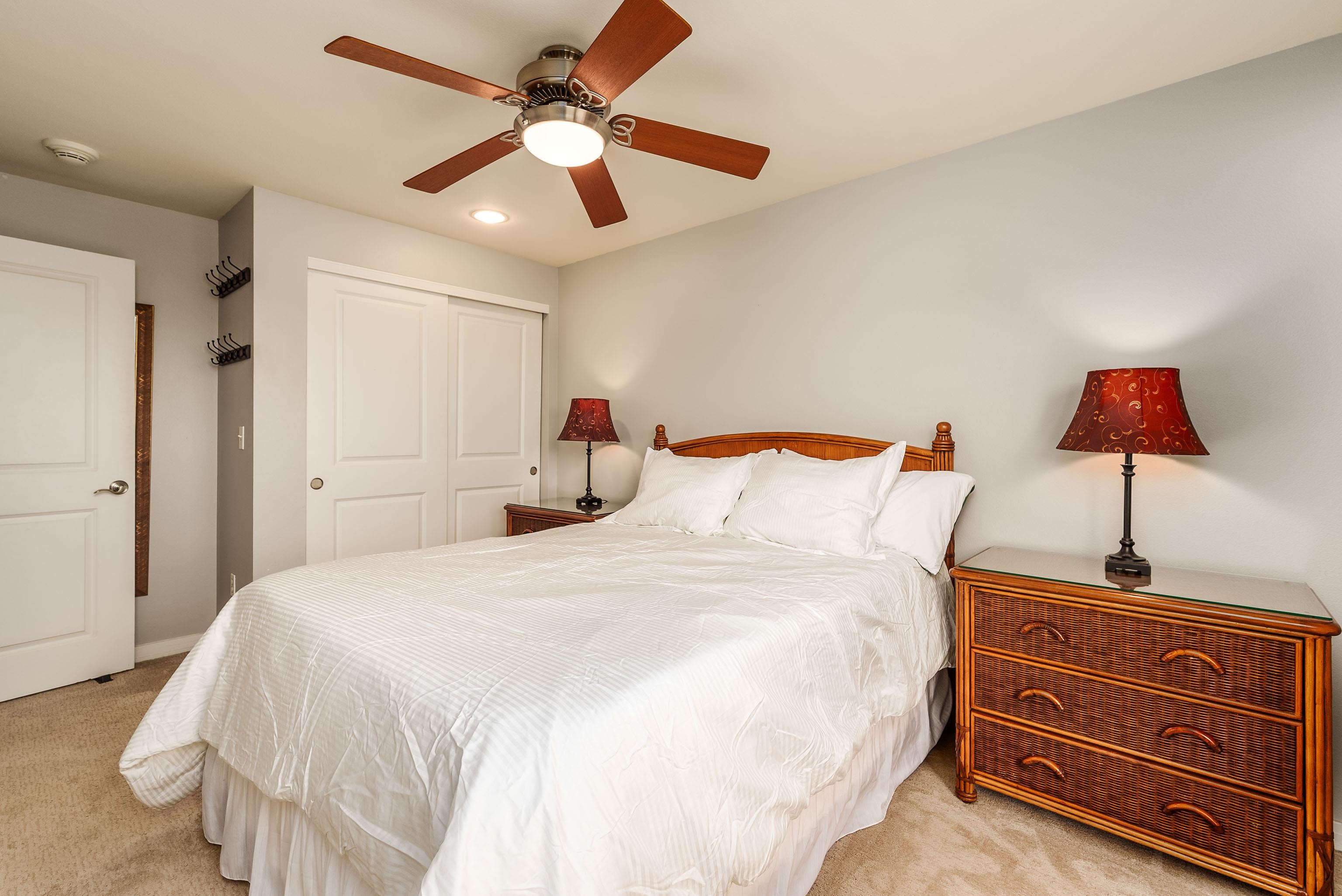 3708 Lower Honoapiilani Road, Unit E43 Lahaina, HI 96761 - Photo 17 of 40 a bedroom with a bed and a lamp