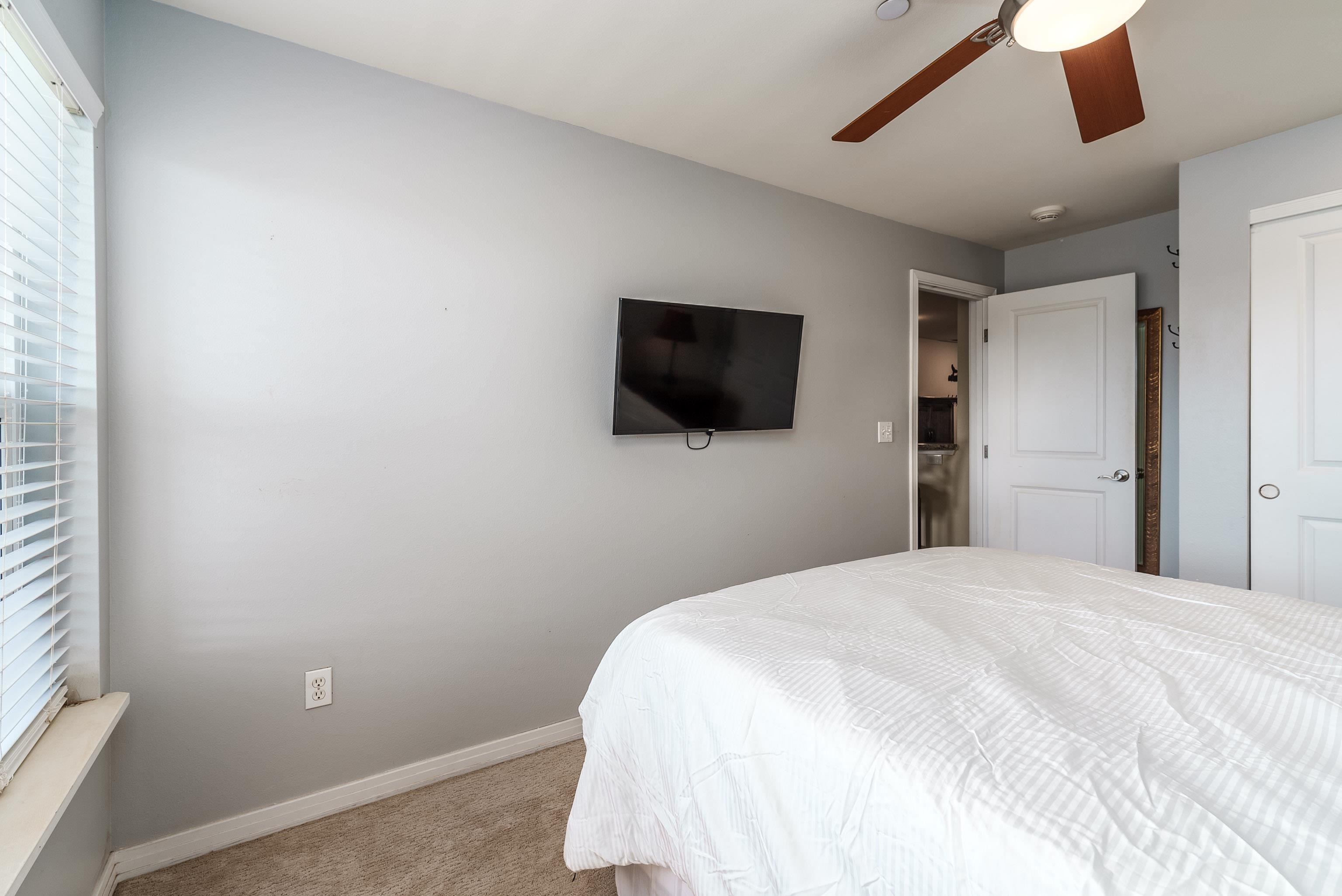 3708 Lower Honoapiilani Road, Unit E43 Lahaina, HI 96761 - Photo 18 of 40 a bedroom with a bed and a flat screen tv