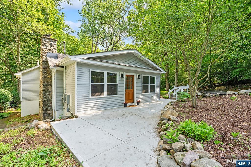 39 Old Road Ringwood, NJ 07456 - Photo 3 of 27
