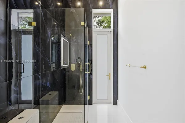 a view of entryway with outdoor area